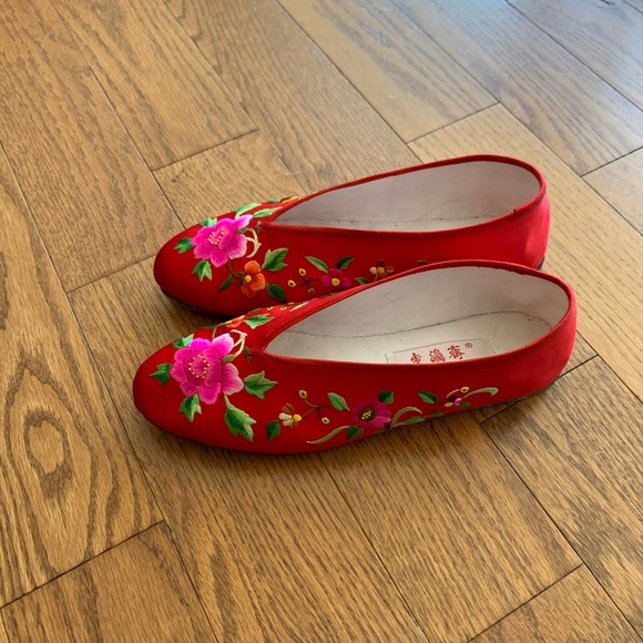 Chinese fabric flats with fine floral embroidery. - Picture 3 of 4